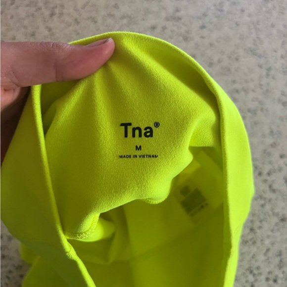 Aritzia | TNA Atmosphere Short 7” in Neon Sunray - Size M - Picture 4 of 6